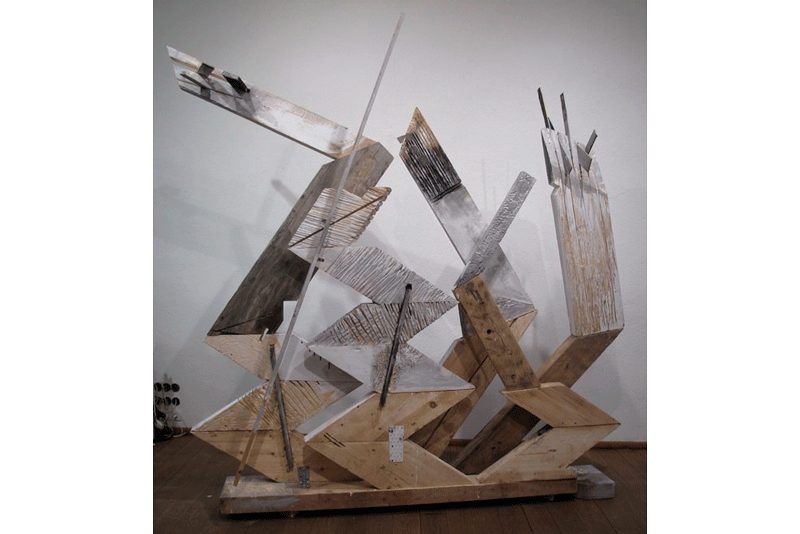 Зигзагообразная скульптура. 2011 Дерево, краска 280х320х45